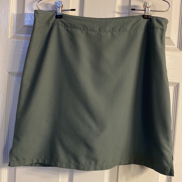 TITLE NINE GOLF SKIRT/ SKORT/SHORTS GREEN SIZE 10 WITH SIDE ZIP AND BACK POCKET - Picture 1 of 9